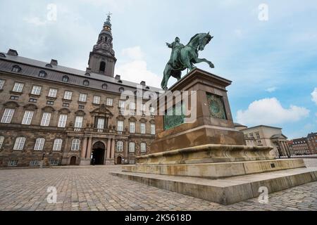 Copenaghen, Danimarca. Ottobre 2022. Statua equestre di Federico VII di fronte al Palazzo di Christiansborg nel centro della città Foto Stock