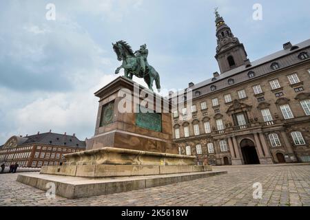 Copenaghen, Danimarca. Ottobre 2022. Statua equestre di Federico VII di fronte al Palazzo di Christiansborg nel centro della città Foto Stock