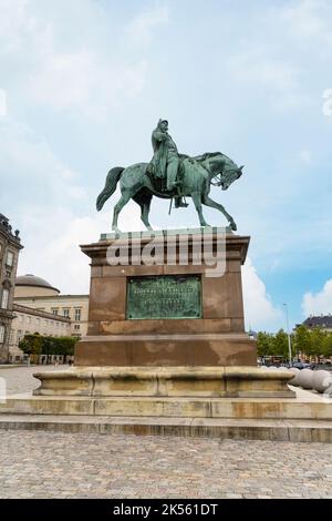 Copenaghen, Danimarca. Ottobre 2022. Statua equestre di Federico VII di fronte al Palazzo di Christiansborg nel centro della città Foto Stock