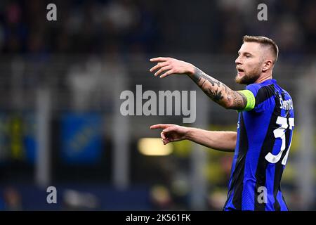 Milano, Italia. 04 ottobre 2022. Milano Skriniar del FC Internazionale si fa un gesto durante la partita di calcio della UEFA Champions League tra il FC Internazionale e il FC Barcelona. Credit: Nicolò campo/Alamy Live News Foto Stock