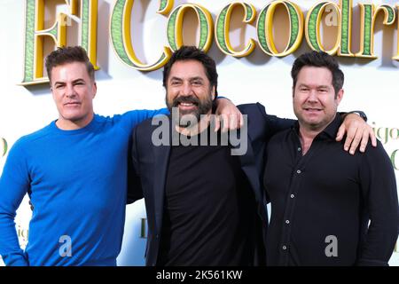 Madrid, Spagna. 06th Ott 2022. (L-R) Will Speck, Javier Bardem e Josh Gordon assistono alla fotocellula per 'LILO, mi Amigo El Cocodrilo' all'Hotel Mandarin Oriental Ritz di Madrid. Credit: SOPA Images Limited/Alamy Live News Foto Stock