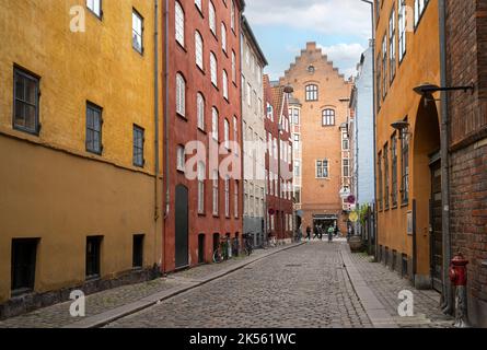 Copenaghen, Danimarca. Ottobre 2022. Una vista sulle facciate tipiche della casa sulle strade del centro della città Foto Stock