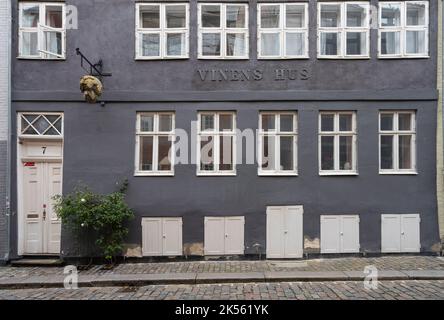 Copenaghen, Danimarca. Ottobre 2022. Una vista sulle facciate tipiche della casa sulle strade del centro della città Foto Stock
