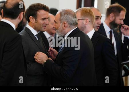 Il presidente francese Emmanuel Macron (seconda a sinistra) parla con il primo ministro dell'Armenia Nikol Pashinyan durante il vertice della Comunità politica europea (EPC) al Castello di Praga, Repubblica Ceca Data foto: Giovedì 6 ottobre 2022. Foto Stock