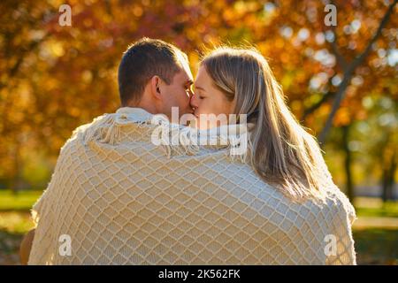 Bella coppia uomo donna innamorata Foto Stock