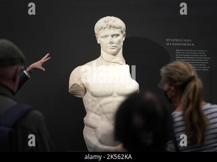PRODUZIONE - 06 ottobre 2022, Amburgo: Una statua di Augusto, in prestito dal museo di Arles, è in mostra alla mostra 'le nuove immagini di Augusto. Power and Media in Ancient Rome' al Bucerius Kunstforum durante un evento mediatico. Amburgo è dedicata al primo imperatore romano Augusto (dal 63 a.C. al 14 d.C.) da sabato al 15 gennaio. La mostra presenta oltre 200 oggetti come statue, busti, rilievi, murales, monete e ceramiche del Louvre di Parigi, degli Uffizi di Firenze, dei Musei Capitolini e Vaticani di Roma e del Museo Archeologico di Roma. Museo del Vaticano Foto Stock