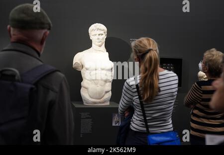 PRODUZIONE - 06 ottobre 2022, Amburgo: Una statua di Augusto, in prestito dal museo di Arles, è in mostra alla mostra 'le nuove immagini di Augusto. Power and Media in Ancient Rome' al Bucerius Kunstforum durante un evento mediatico. Amburgo è dedicata al primo imperatore romano Augusto (dal 63 a.C. al 14 d.C.) da sabato al 15 gennaio. La mostra presenta oltre 200 oggetti come statue, busti, rilievi, murales, monete e ceramiche del Louvre di Parigi, degli Uffizi di Firenze, dei Musei Capitolini e Vaticani di Roma e del Museo Archeologico di Roma. Museo del Vaticano Foto Stock