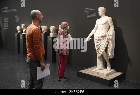 PRODUZIONE - 06 ottobre 2022, Amburgo: Una statua di Augusto, in prestito dal museo di Arles, è in mostra alla mostra 'le nuove immagini di Augusto. Power and Media in Ancient Rome' al Bucerius Kunstforum durante un evento mediatico. Amburgo è dedicata al primo imperatore romano Augusto (dal 63 a.C. al 14 d.C.) da sabato al 15 gennaio. La mostra presenta oltre 200 oggetti come statue, busti, rilievi, murales, monete e ceramiche del Louvre di Parigi, degli Uffizi di Firenze, dei Musei Capitolini e Vaticani di Roma e del Museo Archeologico di Roma. Museo del Vaticano Foto Stock
