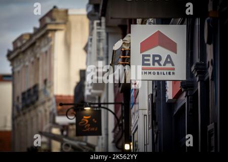 Immagine di un cartello con il logo di era Immobilier scattato di fronte alla loro agenzia locale nel centro di Bordeaux, Francia. Era Real Estate è una rete di r Foto Stock