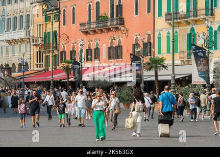 Piazza Verona, vista in estate delle persone che camminano attraverso Piazza Bra nel centro storico della città di Verona, Veneto, Italia Foto Stock