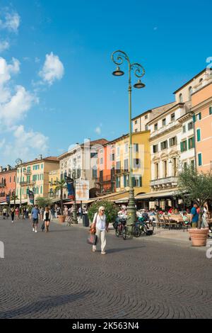 Verona Piazza Bra, vista in estate sul lato occidentale di Piazza Bra, una colorata fila di caffè e ristoranti noti come Liston, Verona, Veneto Italia Foto Stock