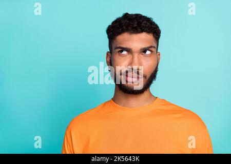 Primo piano foto di un uomo mentale indossare abiti alla moda arancione guardare vuoto spazio idea piano hmm difficile decisione isolato su sfondo di colore ciano Foto Stock