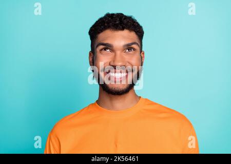 Primo piano foto di allegro attraente uomo interessato guardare spazio vuoto fresco proposta offerta grande vendita isolato su sfondo di colore ciano Foto Stock