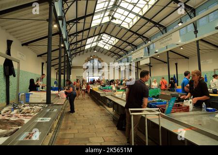 Mercato del pesce alla fine della giornata, Halle aux Poissons, Rue de la Poissonnerie, Vannes, Morbihan, Bretagna, Francia Foto Stock