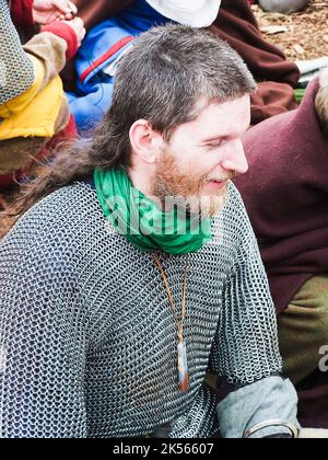 Un uomo indossa un gilet blindato blindato con un'armatura per posta di catena medievale Foto Stock