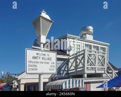 Firma che accoglie i visitatori al Villaggio Amity, con la popolazione e la popolazione stagionale. Foto Stock