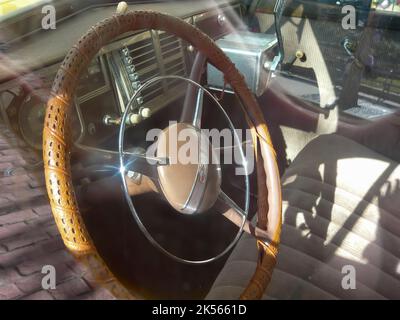 Volante, cruscotto e metro taxi all'interno di un taxi Yellow Chrysler Plymouth New York dalla 1930s Foto Stock