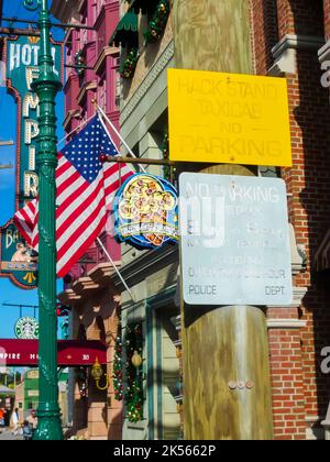 C'è un posteggio dei taxi che non ha superato il tempo e non ci sono cartelli per il parcheggio su un lampione fuori dai negozi e da un hotel in America Foto Stock