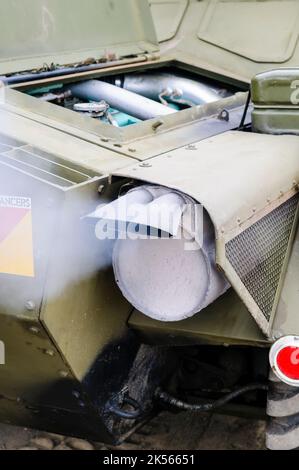 Il fumo fuoriesce dallo scarico di un motore diesel su un vecchio serbatoio dell'esercito britannico. Foto Stock