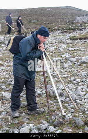 Croagh Patrick la domenica di Reek, quando i pellegrini cattolici romani salgono in cima per seguire i passi di San Patrizio. Foto Stock