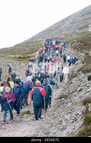 Croagh Patrick la domenica di Reek, quando i pellegrini cattolici romani salgono in cima per seguire i passi di San Patrizio. Foto Stock