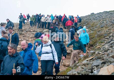 Croagh Patrick la domenica di Reek, quando i pellegrini cattolici romani salgono in cima per seguire i passi di San Patrizio. Foto Stock