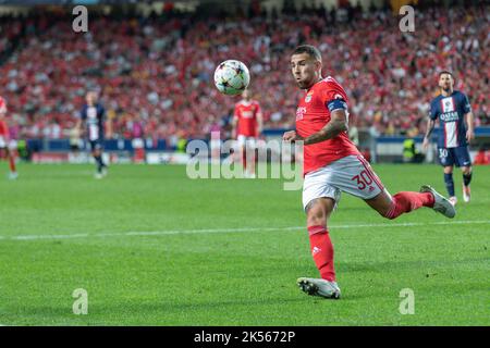 Ottobre 05, 2022. Lisbona, Portogallo. Difensore di Benfica dall'Argentina Nicolas Otamendi (30) in azione durante il gioco del 3rd° turno del Gruppo H per la UEFA Champions League, Benfica vs Parigi Saint-Germain Credit: Alexandre de Sousa/Alamy Live News Foto Stock