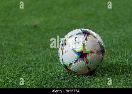 Ottobre 05, 2022. Lisbona, Portogallo. Pallone ufficiale della UEFA Champions League per il 3rd° turno del Gruppo H per la UEFA Champions League, Benfica vs Parigi Saint-Germain Credit: Alexandre de Sousa/Alamy Live News Foto Stock