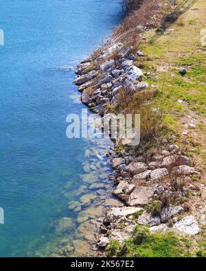 Un'immagine verticale di una splendida costa rocciosa Foto Stock