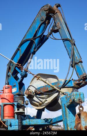 Dettaglio del dispositivo di sollevamento idraulico, una vista del peschereccio da traino 'Silver Fern' (OB84) ormeggiato lungo la banchina nel porto di East Loch Tarbet, Argyll Foto Stock