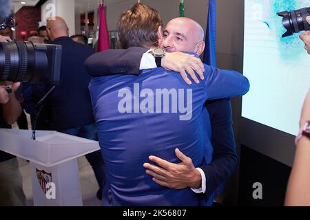 Siviglia, Spagna. 06th Ott 2022. Il allenatore di calcio Julen Lopetegui lascia il Sevilla FC dopo 170 partite e tre anni e mezzo di cerimonia allo stadio Ramon Sanchez Pizjuun di Siviglia. Qui si vede Lopetegui con il direttore del calcio Monchi che dura l'addio. (Photo Credit: Gonzales Photo/Alamy Live News Foto Stock