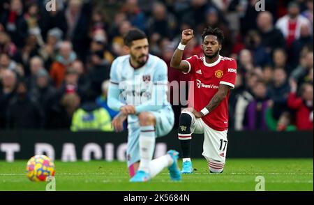 Foto del file datata 22-01-2022 di Fred del Manchester United che prende un ginocchio davanti alla partita. I giocatori della Premier League si accinchettano di prendere il ginocchio prima delle partite di punta nei prossimi due fine settimana come parte di una campagna contro la discriminazione. Data di emissione: Giovedì 6 ottobre 2022. Foto Stock