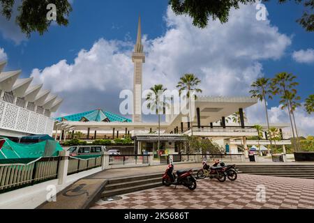 Scale che portano all'entrata principale per la Masjid Negara (Moschea Nazionale), Kuala Lumpur, Malesia. Foto Stock