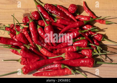 peperone rosso sulla tavola, ingrediente molto popolare che rende le delizie della cucina molto gustoso. Il piccante è molto popolare in piatti popolari. Foto Stock