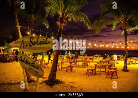 Tramonto sulla spiaggia di Khao Lak, Thailandia Foto Stock