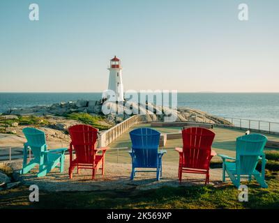 Sedie Adirondack colorate e Peggys Cove Lighthouse, Peggys Cove, Nova Scotia, Canada Foto Stock