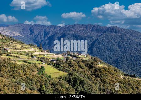 Trongsa, Bhutan. Villaggio nei pressi di Trongsa ai piedi dell'Himalaya. Foto Stock