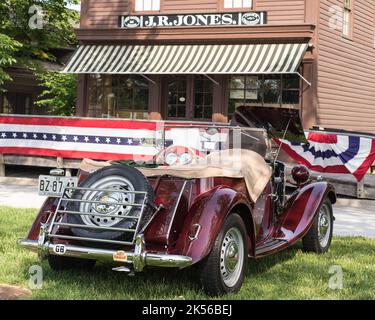 DEARBORN, MI/USA - 17 GIUGNO 2017: Un'auto TD Mark II da 1952 MG al Motor Muster di Henry Ford (THF), Greenfield Village, vicino a Detroit, Michigan. Foto Stock