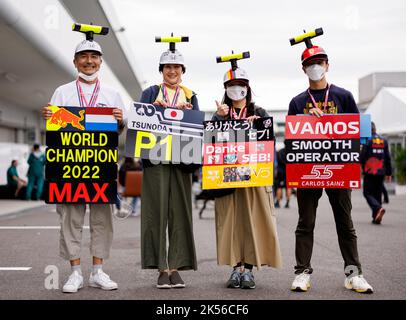 Circuito Internazionale di Suzuka 6/10/2022. Giapponese F1 tifosi nel paddock. Credito corleve / Alamy Live News. Foto Stock