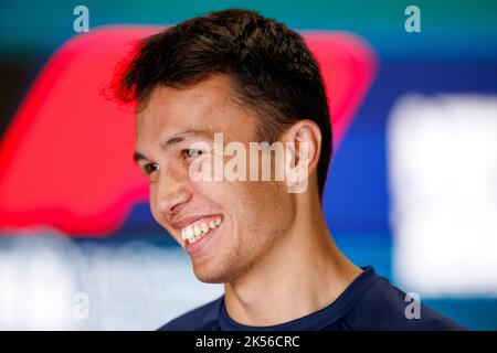 Circuito Internazionale di Suzuka 6/10/2022. Alexander Albon (THA) del team Williams durante un'intervista. Credit corleve/Alamy Live News. Foto Stock