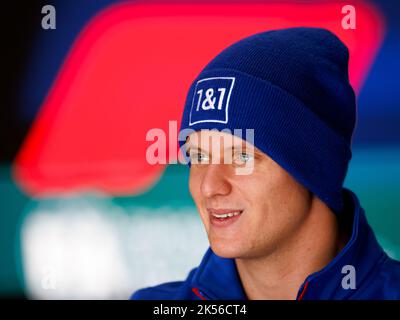 Circuito Internazionale di Suzuka 6/10/2022. Mick Schumacher (GER) del team Haas durante un'intervista. Credit corleve/Alamy Live News. Foto Stock