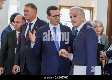 Praga, Repubblica ceca 20221006.il primo ministro norvegese Jonas Gahr Stoere e il primo ministro polacco Mateusz Morawiecki durante il primo vertice tra i leader politici nei paesi dell'UE e nei paesi al di fuori dell'UE, compresa la Norvegia. I temi dell'incontro sono la crisi energetica, la guerra in Ucraina e la situazione economica dell'Europa. Foto: Heiko Junge / NTB Foto Stock