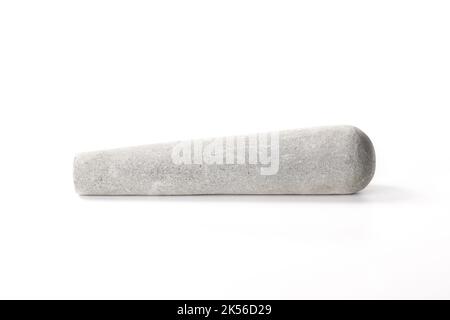 Pestello è usato spesso con un mortaio. Isolato su uno sfondo bianco Uno strumento da cucina usato per la battitura o macinare ingredienti. utensili da cucina asiatici, pietra p Foto Stock