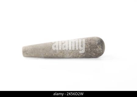 Il pestello vecchio è usato spesso con un mortaio. Isolato su un fondo bianco Un attrezzo di cucina usato per il picchiettamento o macinare gli ingredienti. utensili da cucina asiatici, sto Foto Stock