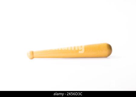 Pestello di plastica è usato spesso con un mortaio. Isolato su uno sfondo bianco Uno strumento di cucina usato per il picciolire o macinare ingredienti. utensili da cucina asiatici Foto Stock