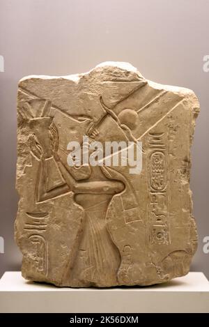 Antico bassorilievo della regina egiziana Neferneferuaten Nefertiti (c1370-c1330BC) adorando il globo solare o globo solare noto come Aten, Aton, Atonu o ITN, il Centro di culto del Sole noto come Atenismo .c14th AC Amarna Egitto Foto Stock