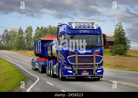 Il camion Scania Gustafsson blu personalizzato davanti al rimorchio a cassetta trasporta il carico lungo l'autostrada in estate. Salo, Finlandia. Agosto 27, 2022. Foto Stock