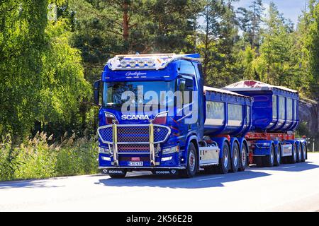 Il camion Scania Gustafsson blu personalizzato davanti al rimorchio a cassetta trasporta il carico lungo l'autostrada in estate. Salo, Finlandia. Agosto 25, 2022. Foto Stock