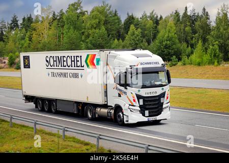 Il camion a gas Iveco NP della tedesca Schmechel Logistics tira il semirimorchio in autostrada all'inizio dell'autunno. Salo, Finlandia. Agosto 26, 2022. Foto Stock