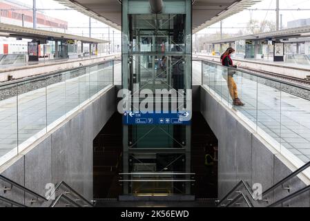 Bruges, Regione fiamminga - Belgio - 04 03 2021 - piattaforma e scalinata della stazione ferroviaria di Bruges Foto Stock